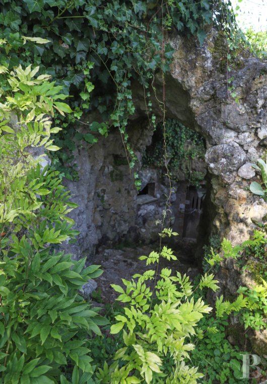 Dans le Perche, au nord-est de Bellême, une maison des 18e et 19e siècle au milieu de grands arbres  - photo  n°42